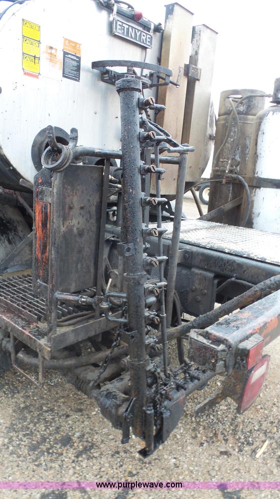 image for item J4611 1989 Ford F700 oil distributor truck