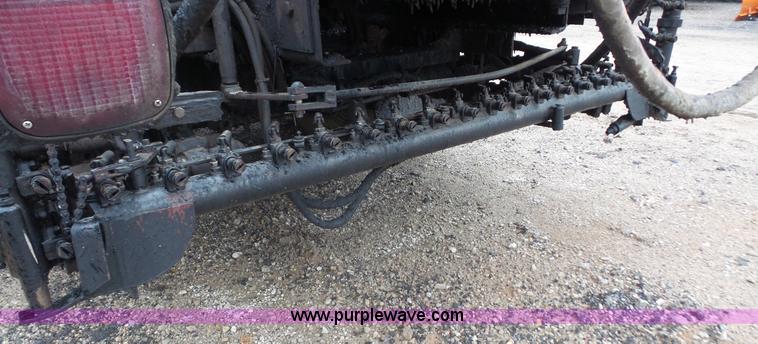 image for item J4611 1989 Ford F700 oil distributor truck