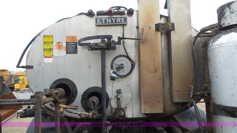 image for item J4611 1989 Ford F700 oil distributor truck