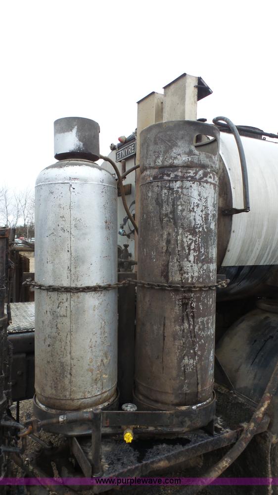 image for item J4611 1989 Ford F700 oil distributor truck