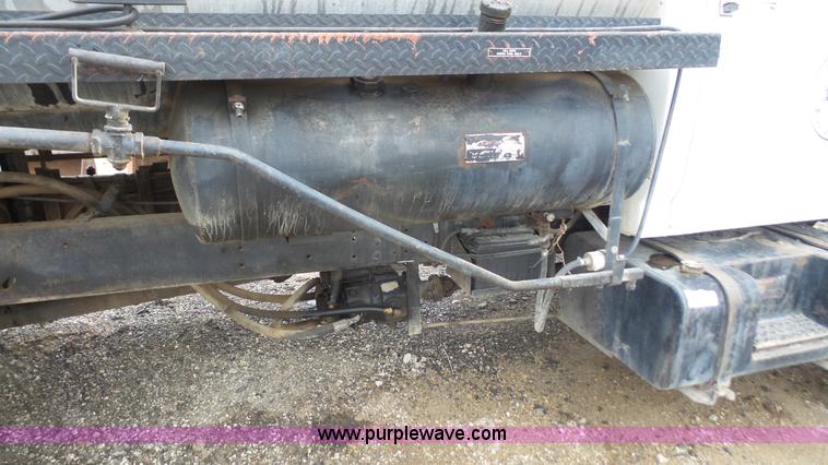 image for item J4611 1989 Ford F700 oil distributor truck