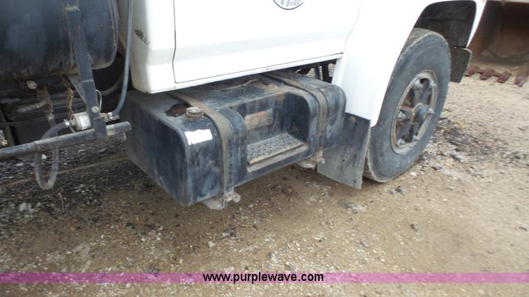 image for item J4611 1989 Ford F700 oil distributor truck