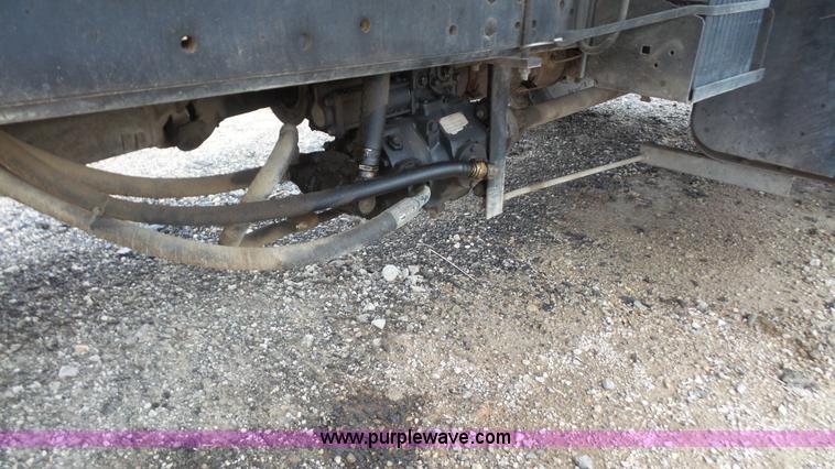 image for item J4611 1989 Ford F700 oil distributor truck