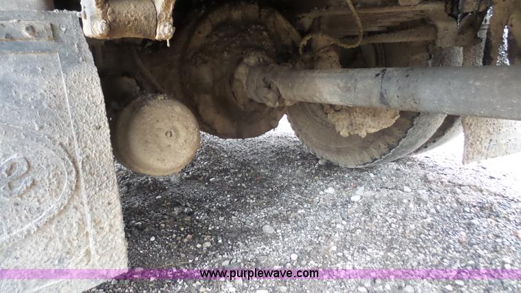 image for item J4611 1989 Ford F700 oil distributor truck