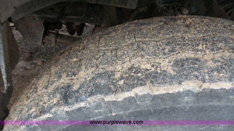 image for item J4611 1989 Ford F700 oil distributor truck