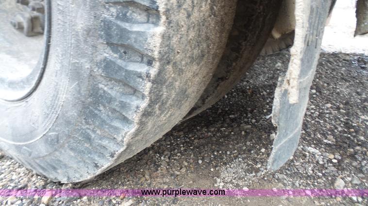 image for item J4611 1989 Ford F700 oil distributor truck