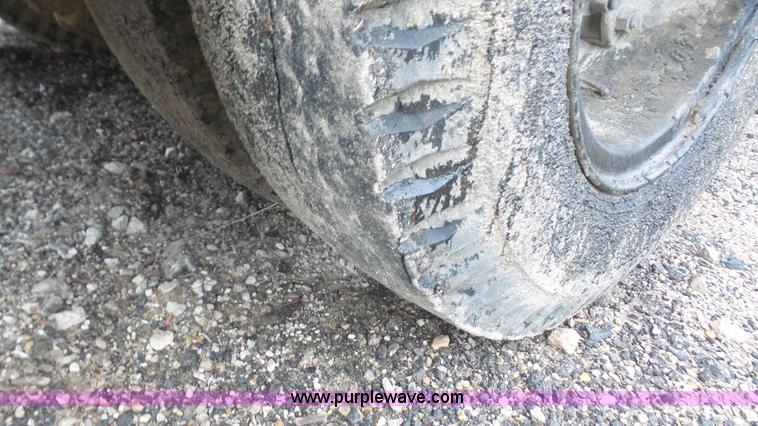 image for item J4611 1989 Ford F700 oil distributor truck