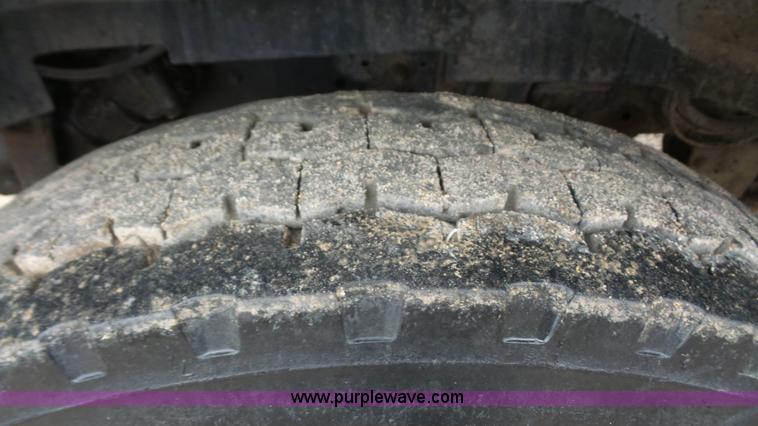 image for item J4611 1989 Ford F700 oil distributor truck