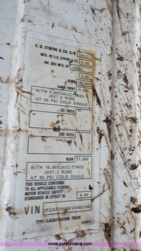 image for item J4611 1989 Ford F700 oil distributor truck