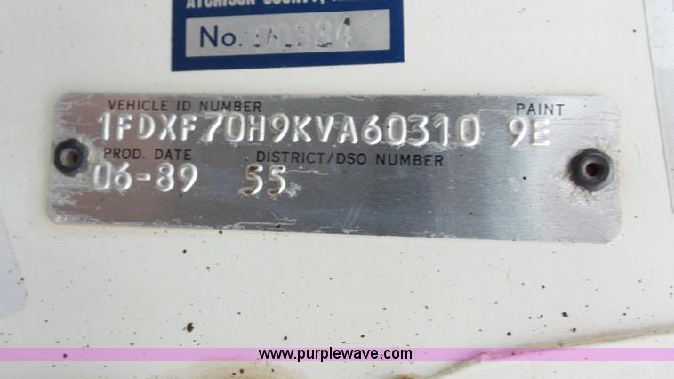 image for item J4611 1989 Ford F700 oil distributor truck