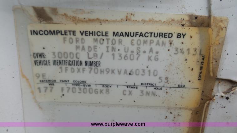 image for item J4611 1989 Ford F700 oil distributor truck