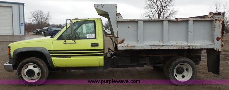 image for item J4618 2000 Chevrolet 3500 dump bed pickup truck
