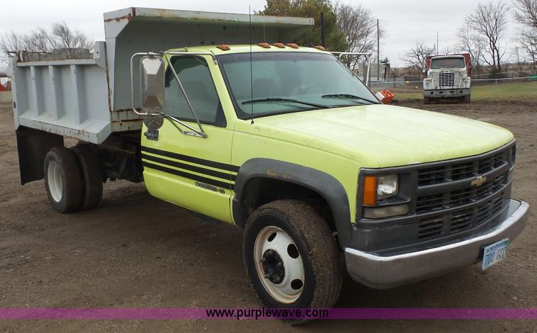 image for item J4618 2000 Chevrolet 3500 dump bed pickup truck