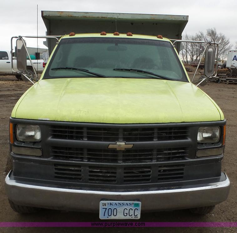 image for item J4618 2000 Chevrolet 3500 dump bed pickup truck