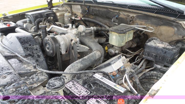 image for item J4618 2000 Chevrolet 3500 dump bed pickup truck