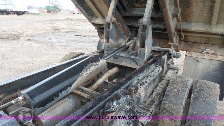 image for item J4618 2000 Chevrolet 3500 dump bed pickup truck