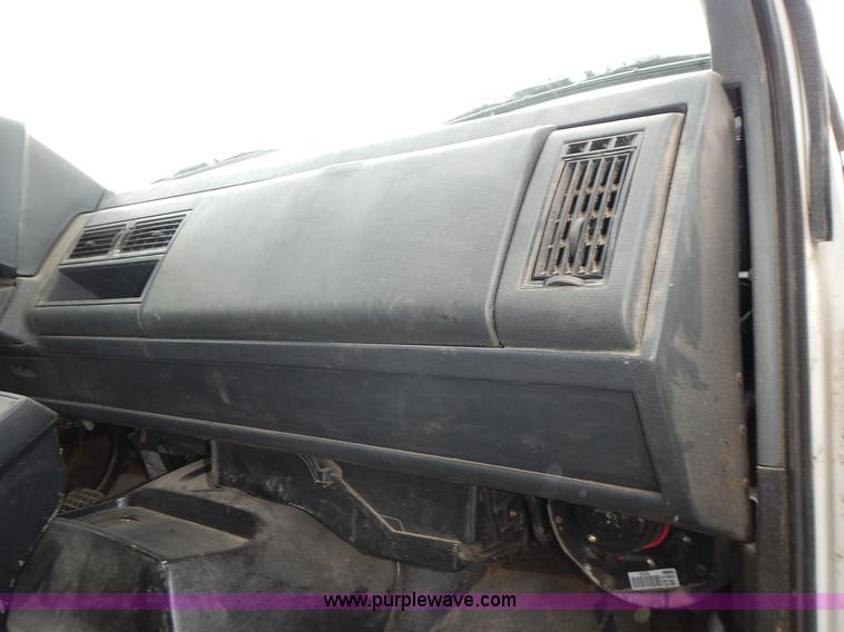 image for item J6310 2000 GMC C7500 service truck