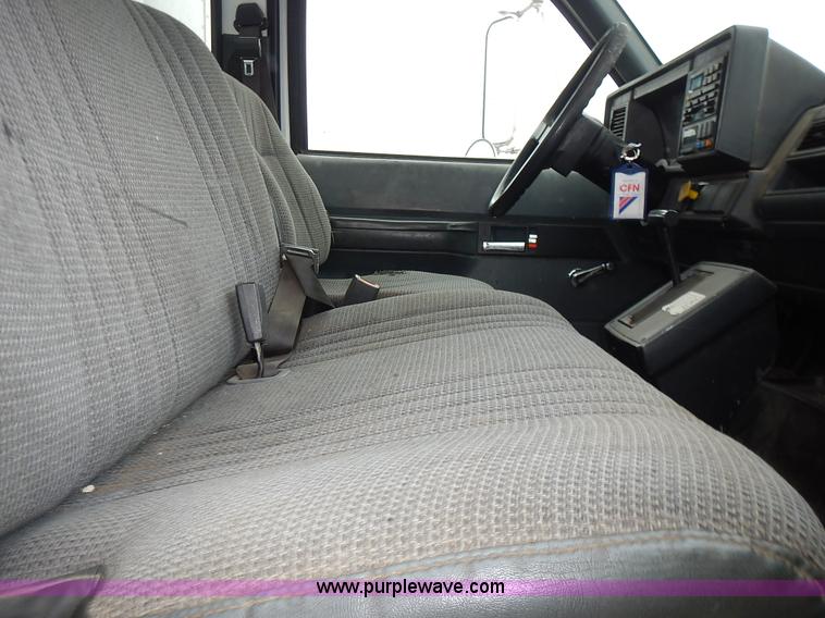 image for item J6310 2000 GMC C7500 service truck