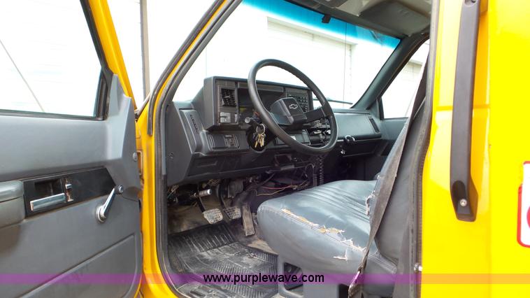 image for item J8391 2001 Chevrolet C6500 service truck with crane