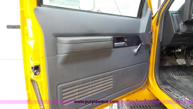 image for item J8391 2001 Chevrolet C6500 service truck with crane