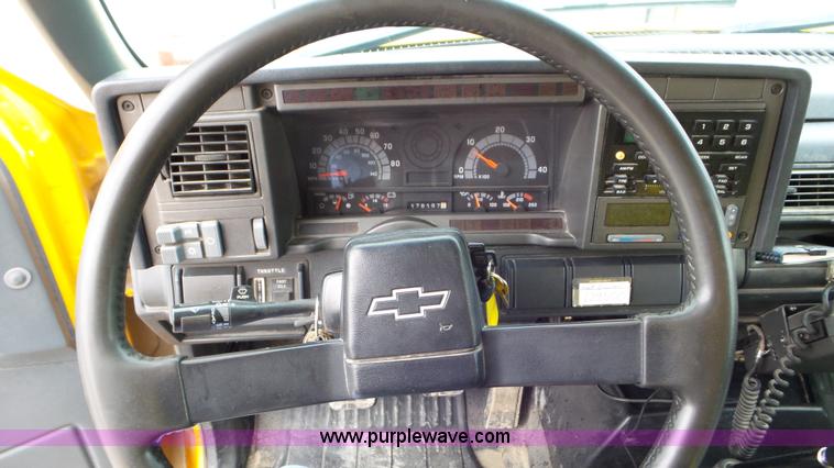 image for item J8391 2001 Chevrolet C6500 service truck with crane