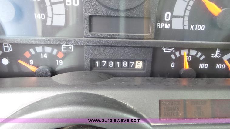 image for item J8391 2001 Chevrolet C6500 service truck with crane