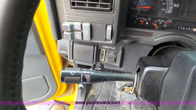 image for item J8391 2001 Chevrolet C6500 service truck with crane