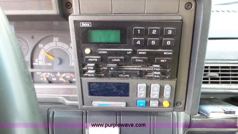 image for item J8391 2001 Chevrolet C6500 service truck with crane