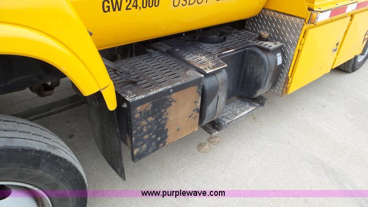 image for item J8391 2001 Chevrolet C6500 service truck with crane