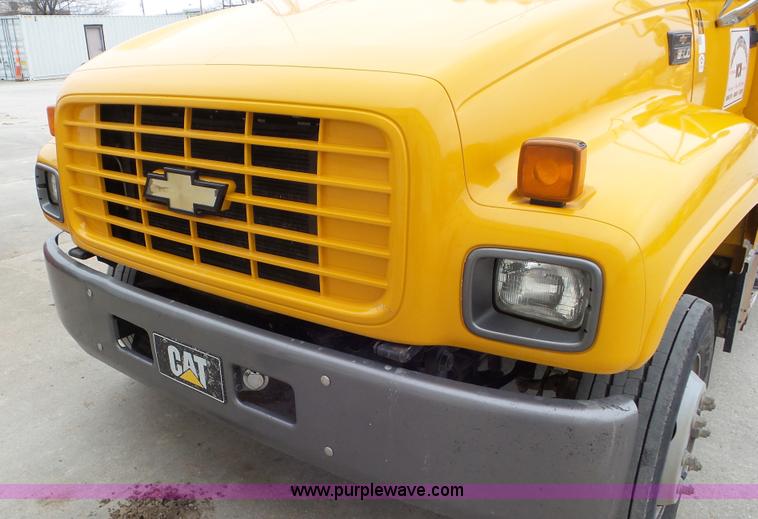 image for item J8391 2001 Chevrolet C6500 service truck with crane