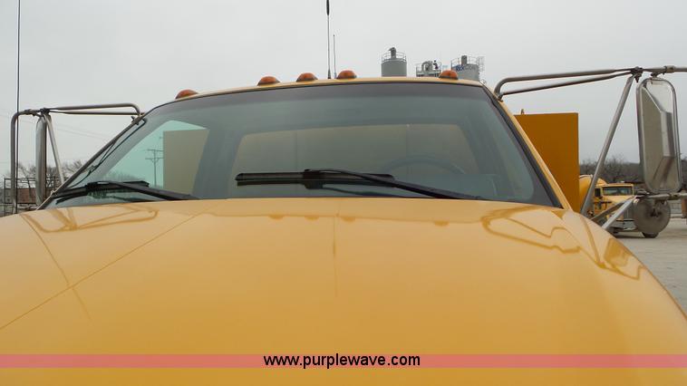 image for item J8391 2001 Chevrolet C6500 service truck with crane