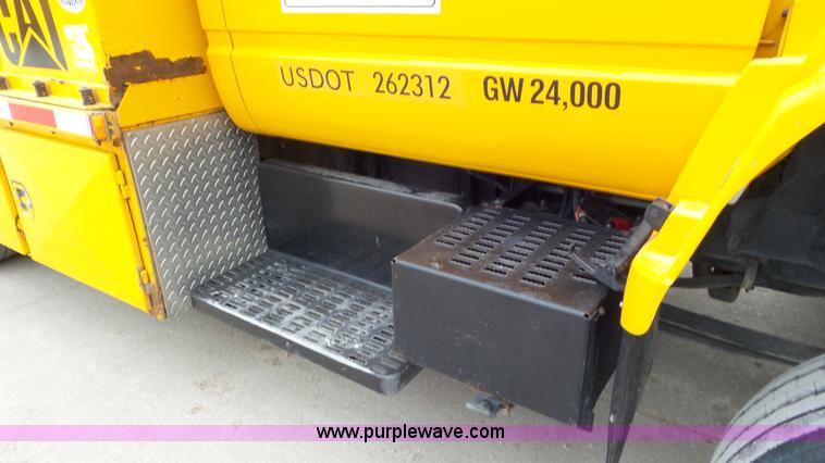 image for item J8391 2001 Chevrolet C6500 service truck with crane