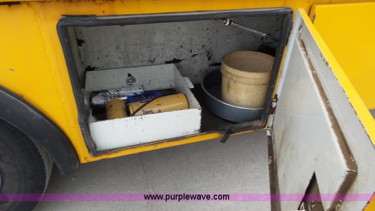 image for item J8391 2001 Chevrolet C6500 service truck with crane