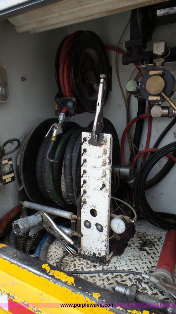 image for item J8391 2001 Chevrolet C6500 service truck with crane