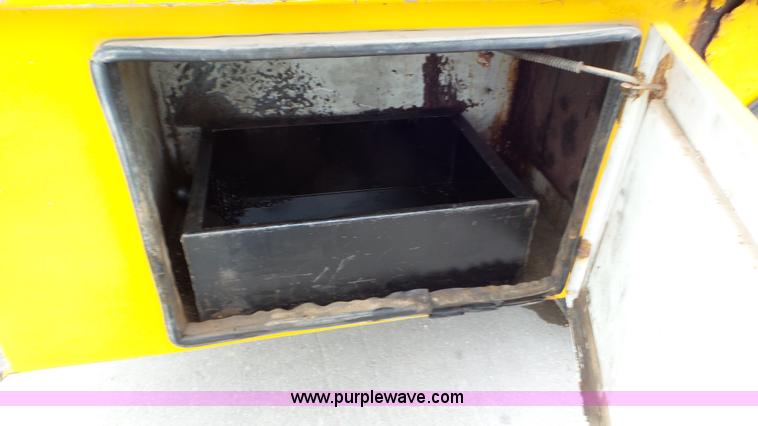 image for item J8391 2001 Chevrolet C6500 service truck with crane