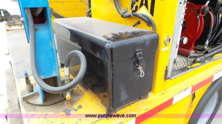 image for item J8391 2001 Chevrolet C6500 service truck with crane