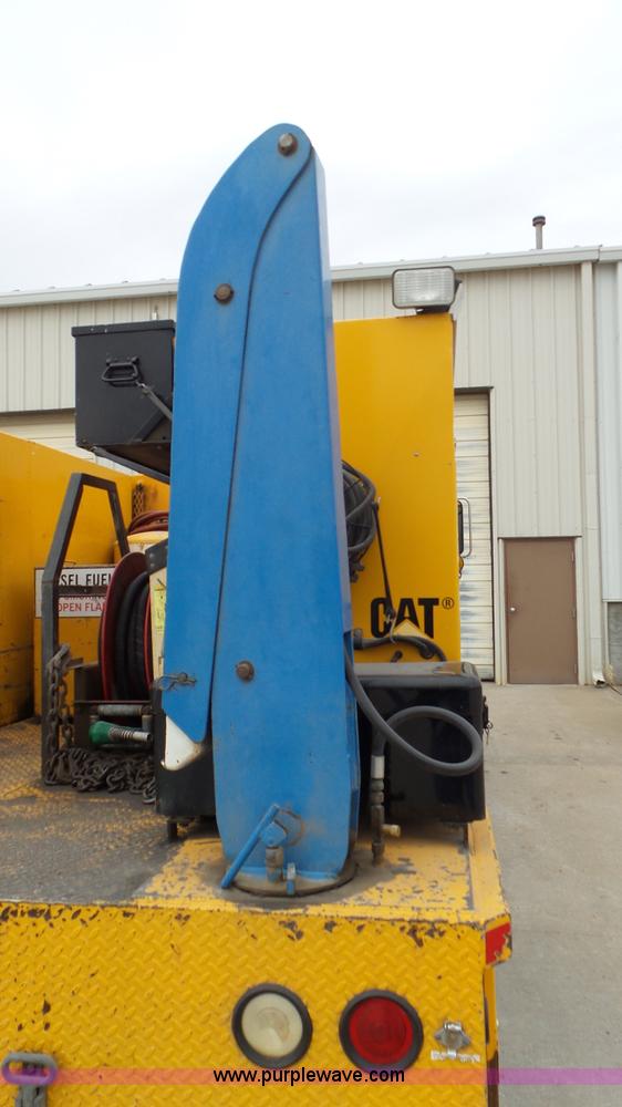 image for item J8391 2001 Chevrolet C6500 service truck with crane