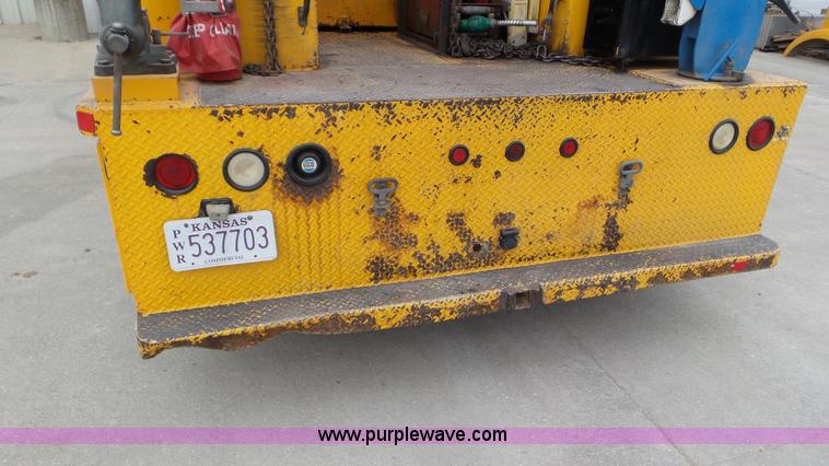 image for item J8391 2001 Chevrolet C6500 service truck with crane