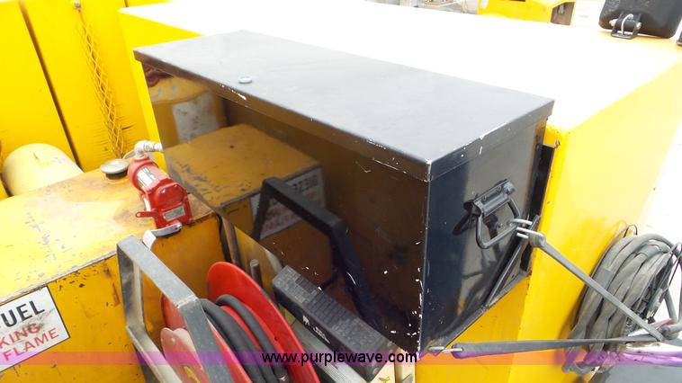 image for item J8391 2001 Chevrolet C6500 service truck with crane