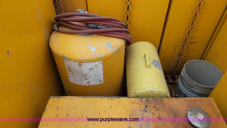 image for item J8391 2001 Chevrolet C6500 service truck with crane