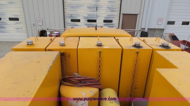 image for item J8391 2001 Chevrolet C6500 service truck with crane