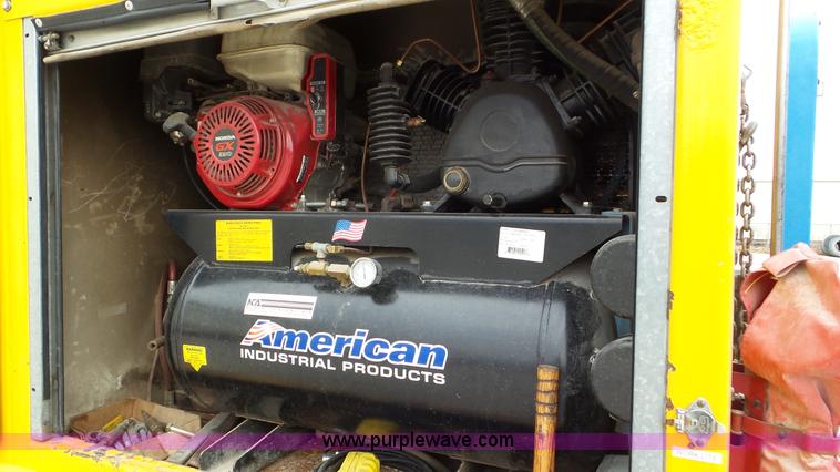 image for item J8391 2001 Chevrolet C6500 service truck with crane