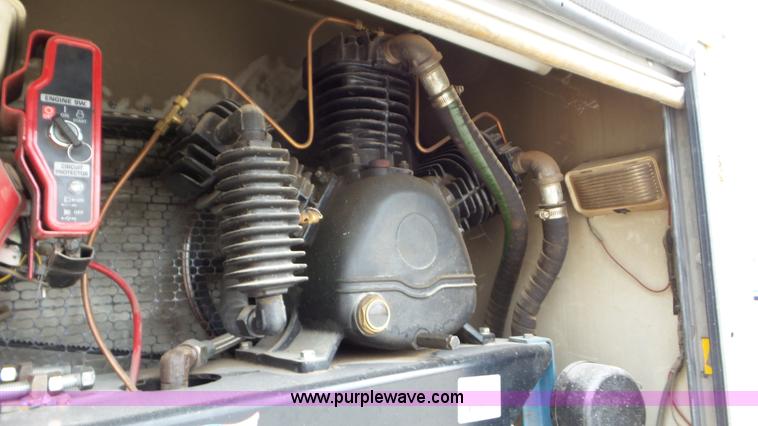 image for item J8391 2001 Chevrolet C6500 service truck with crane