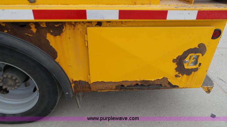 image for item J8391 2001 Chevrolet C6500 service truck with crane