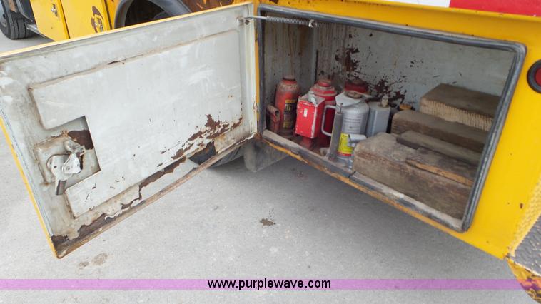 image for item J8391 2001 Chevrolet C6500 service truck with crane