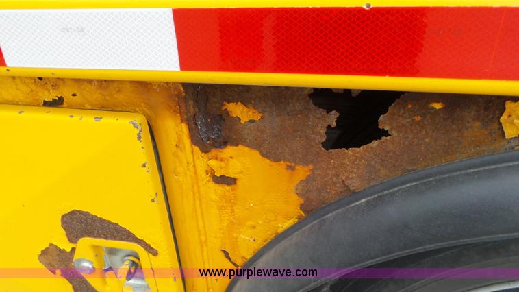 image for item J8391 2001 Chevrolet C6500 service truck with crane