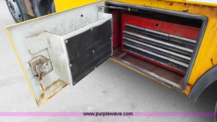 image for item J8391 2001 Chevrolet C6500 service truck with crane