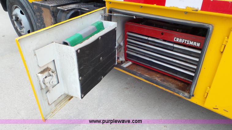 image for item J8391 2001 Chevrolet C6500 service truck with crane