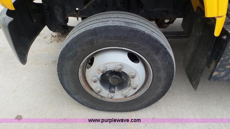 image for item J8391 2001 Chevrolet C6500 service truck with crane