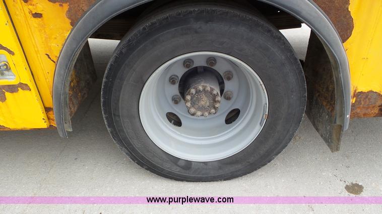 image for item J8391 2001 Chevrolet C6500 service truck with crane